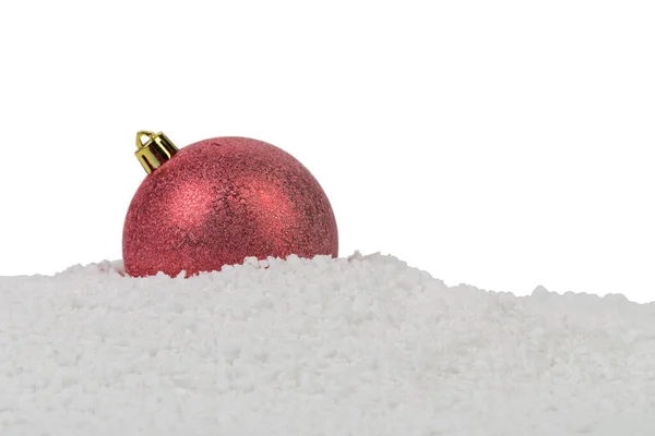 青いリボンの赤いクリスマスボール 人工雪の上にあります — ストック写真