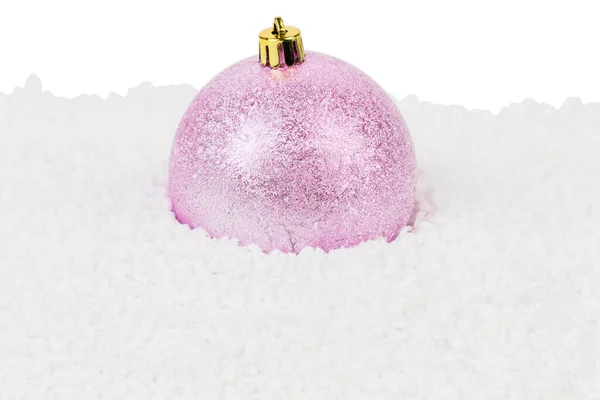 ブルーリボンにピンクのクリスマスボール 人工雪の上にあります — ストック写真