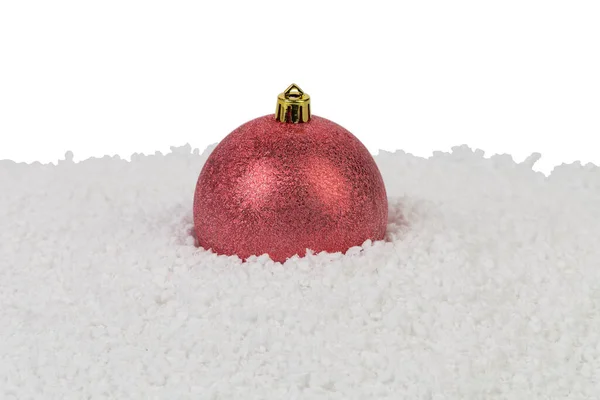 Röd Julboll Ett Blått Band Det Ligger Konstgjord Snö Närbild — Stockfoto