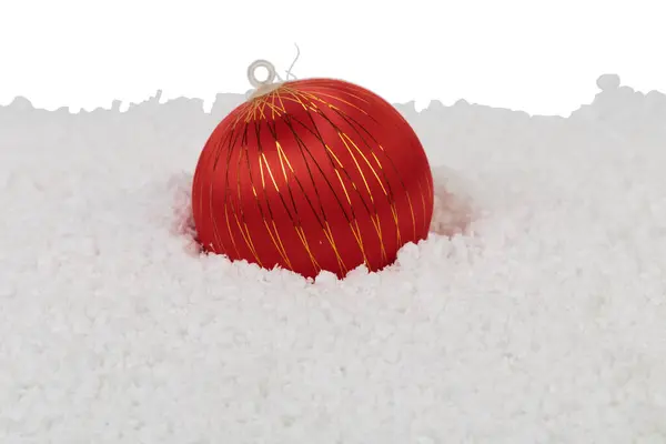 Gümüş Çizgili Kırmızı Noel Topu Yapay Bir Karın Üzerinde Yer — Stok fotoğraf