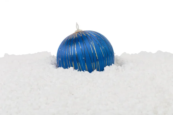 Тёмно Синий Рождественский Шар Золотыми Шнурками Расположен Искусственном Снегу Крупный — стоковое фото