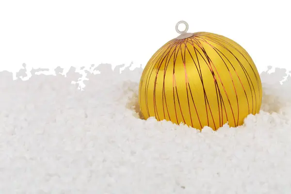 Κίτρινη Χριστουγεννιάτικη Μπάλα Ασημί Ρίγες Βρίσκεται Πάνω Τεχνητό Χιόνι Κοντινό — Φωτογραφία Αρχείου