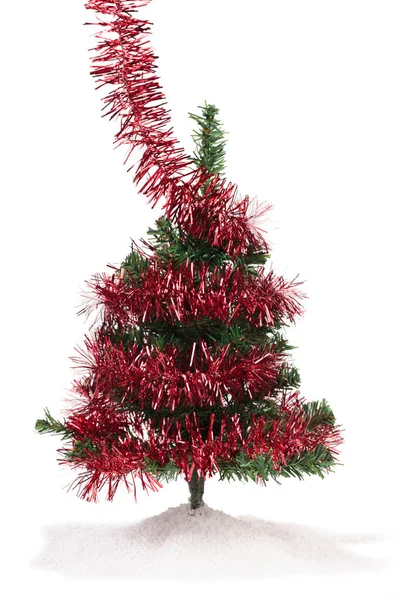 Árbol Navidad Está Decorado Con Oropel Rojo Aislado Sobre Fondo — Foto de Stock