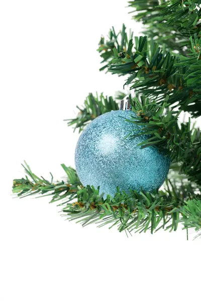 Blue Sparkling Ball Árbol Navidad Encuentra Sobre Fondo Blanco Primer — Foto de Stock