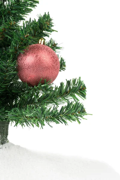 Pinkfarbene Funkelnde Kugel Kein Weihnachtsbaum Befindet Sich Auf Weißem Hintergrund — Stockfoto