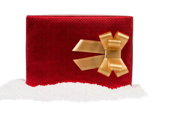 红色礼品盒 金丝带弓形 它坐落在人造雪地上 后续行动 — 图库照片