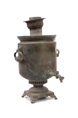 Örümcek ağındaki eski kirli Rus semaveri. Beyaz arkaplan üzerinde izole. Yakın plan..