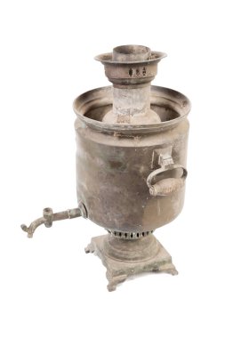 Örümcek ağındaki eski kirli Rus semaveri. Beyaz arkaplan üzerinde izole. Yakın plan..