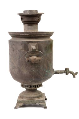 Örümcek ağındaki eski kirli Rus semaveri. Beyaz arkaplan üzerinde izole. Yakın plan..