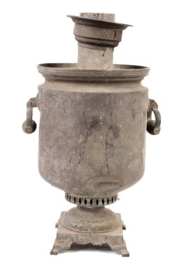 Örümcek ağındaki eski kirli Rus semaveri. Beyaz arkaplan üzerinde izole. Yakın plan..