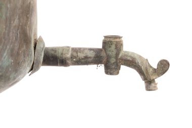 Örümcek ağında eski bir Rus semaverinin musluğu. Beyaz arka planda yer almaktadır. Yakın plan..