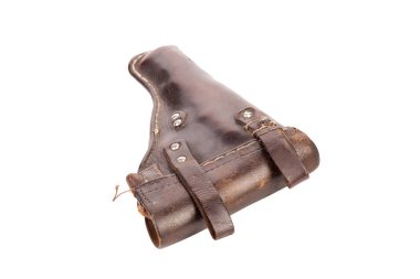 Eski kahverengi deri bir tabanca kılıfı. Beyaz arka planda izole edilmiş. Yakın plan..