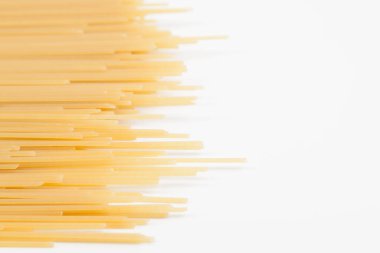 Spagetti beyaz bir yüzeye yayılmış. Metin için bir yer var. Yakın plan..