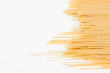 Spagetti beyaz bir yüzeye yayılmış. Metin için bir yer var. Yakın plan..