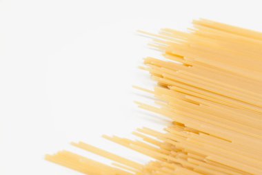 Spagetti beyaz bir yüzeye yayılmış. Metin için bir yer var. Yakın plan..
