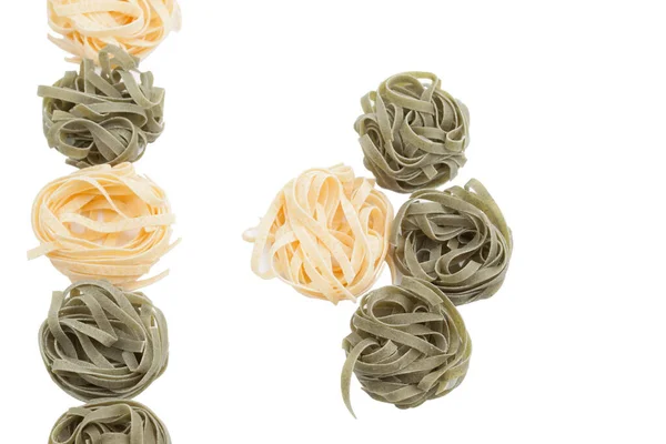 Těstoviny Italského Fettuccinu Formě Hnízda Izolované Bílém Pozadí Detailní Záběr — Stock fotografie
