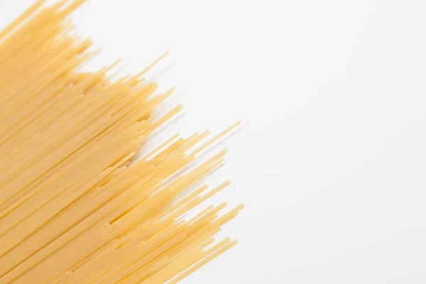 Spaghetti Verspreid Een Wit Oppervlak Plaats Voor Tekst Close — Stockfoto