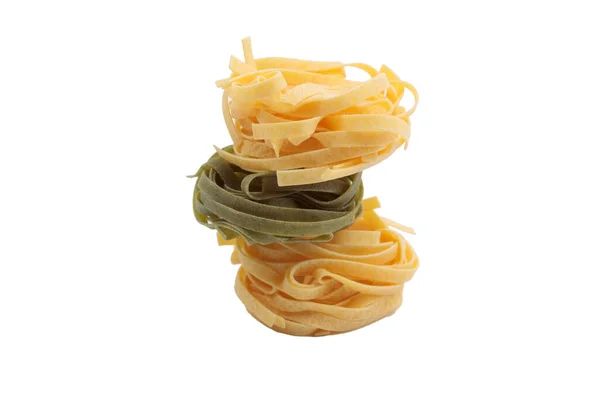 Italiaanse Fettuccine Pasta Vorm Van Een Nest Geïsoleerd Witte Achtergrond — Stockfoto