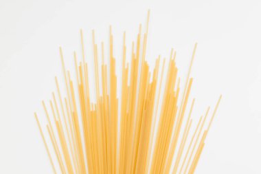 Spagetti beyaz bir yüzeye yayılmış. Metin için bir yer var. Yakın plan..