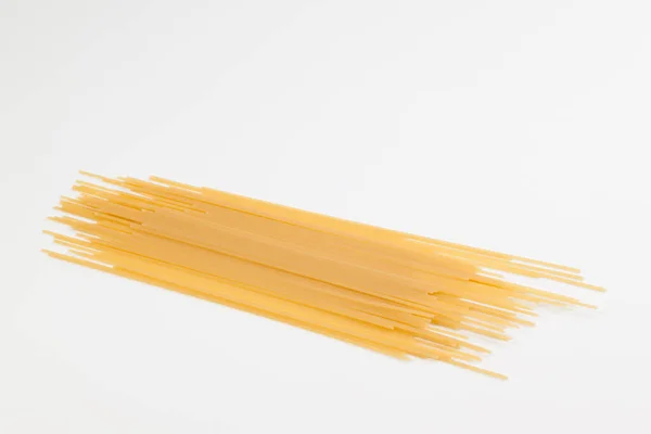 Los Espaguetis Extienden Sobre Una Superficie Blanca Hay Lugar Para — Foto de Stock