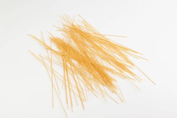 Spaghetti Sparsi Una Superficie Bianca Posto Testo Primo Piano — Foto Stock