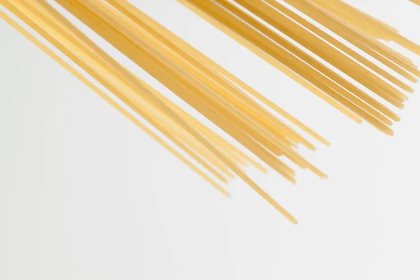 Spaghetti Verspreid Een Wit Oppervlak Plaats Voor Tekst Close — Stockfoto
