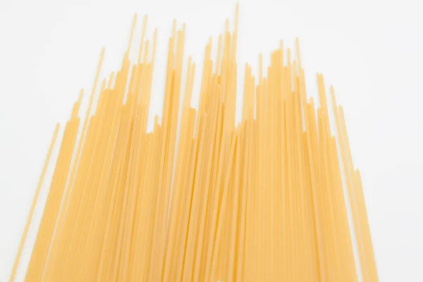 Los Espaguetis Extienden Sobre Una Superficie Blanca Hay Lugar Para — Foto de Stock