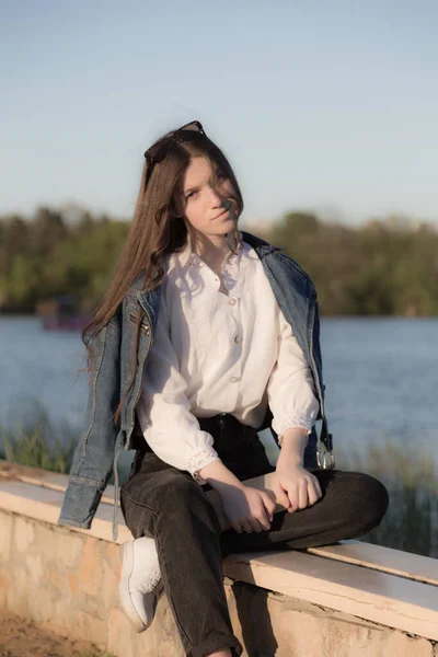 Egy Gyönyörű Lány Portréja Egy Könyvvel Valahol Parkban Fog Történni Jogdíjmentes Stock Képek