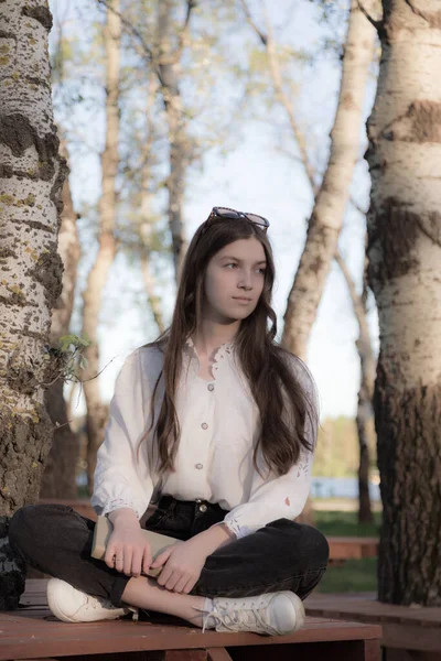 Elinde Kitap Olan Güzel Bir Kızın Portresi Parkta Bir Yerde - Stok İmaj