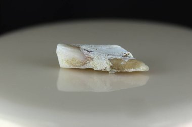 Hasta, hasarlı bir insan dişi. Arka plan siyah ve bulanık. Yakın plan..