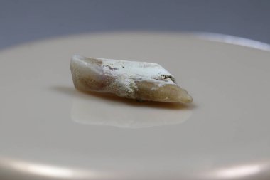 Hasta, hasarlı bir insan dişi. Arka plan siyah ve bulanık. Yakın plan..