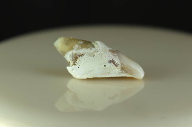 Hasta, hasarlı bir insan dişi. Arka plan siyah ve bulanık. Yakın plan..