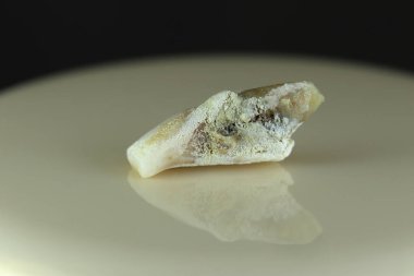 Hasta, hasarlı bir insan dişi. Arka plan siyah ve bulanık. Yakın plan..