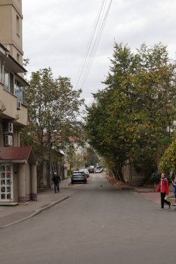 Eski Chisinau şehrinin sokaklarında sonbahar. Moara Rosie Caddesi, eski adıyla Uritskogo. 10 Ekim 2023