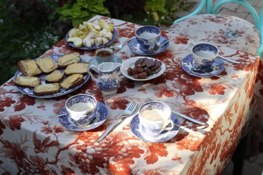 Açık havada masada sağlıklı bir kahvaltı var. Yakın plan..