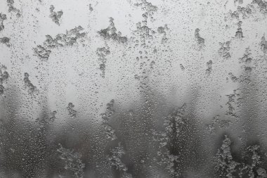 Karlı bir günde, pencereye su sıçratır. Arka planda bulanık bir manzara gösterir. Yakın plan..