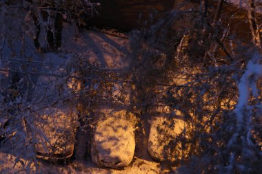 Kar yağışı sonrası kentsel kış manzarası. Karla kaplı bir şehir caddesi, karla kaplı ağaçlar. Yukarıdan bak. Bulutlu bir kış günü, yumuşak bir ışık.