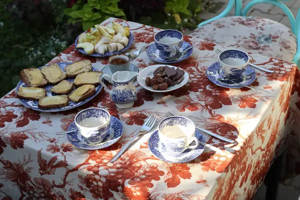 Açık havada masada sağlıklı bir kahvaltı var. Yakın plan..
