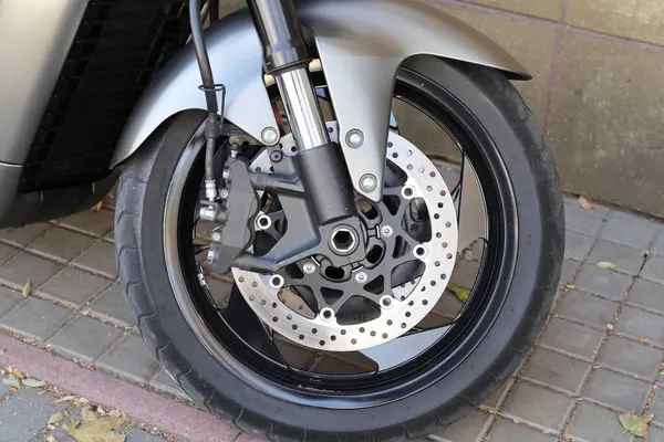 Modern bir motorsikletin parçaları. Yakın plan..