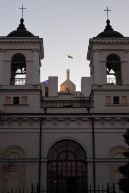 Başkanlık Sarayı 'ndaki bayrak Katolik Katedrali' nin önünde duruyor. Chisinau 'daki Metropolitan Dosoftei Caddesi' ndeki Katolik Katedrali..