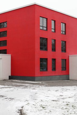 Modern kırmızı mimari ofis binası. Modern fütürist tarzı bina. Benzersiz bina.