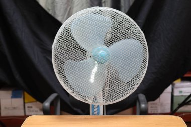 Masada eski elektrikli vantilatör var. Yakın plan..