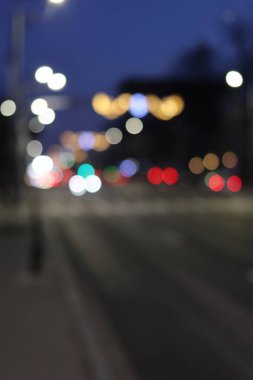 Bokeh 'teki şehir sokağının soyut geçmişi. Resmin altında metin için karanlık bir yer var.