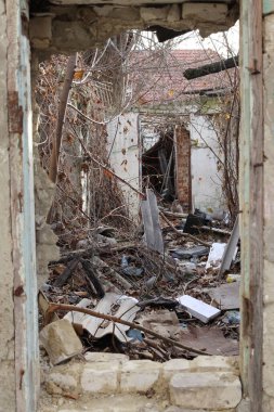 Harabe bir evin kapısından içeri bak. Yakın plan..