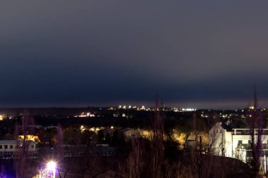 Şafak sökmeden bir saat önce. Yükselen güneşin pembe tonu koyu mavi gökyüzünde belirir..