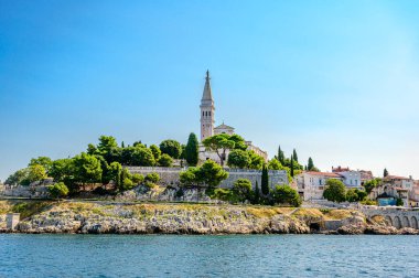 Rovinj. Istra, Hırvatistan. Aziz Euphemia Kilisesi. Peninsula 'yı denizden izle.