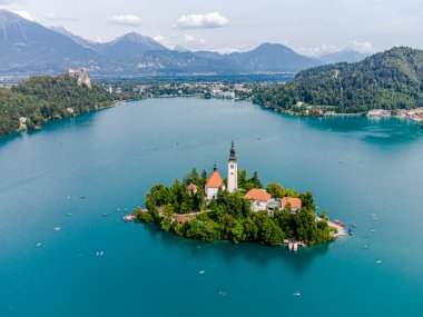 Ada, kale ve Bled Gölü 'ndeki Katolik Maria Kilisesi' nin güzel gökyüzü manzarası. Slovenya.