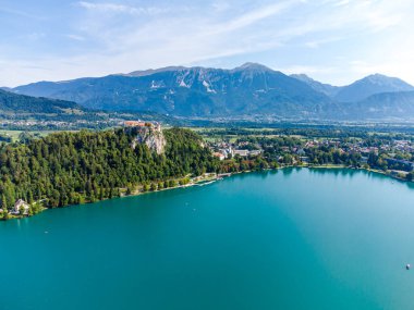 Ada, kale ve Bled Gölü 'ndeki Katolik Maria Kilisesi' nin güzel gökyüzü manzarası. Slovenya.