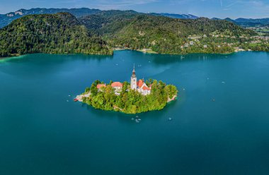Ada, kale ve Bled Gölü 'ndeki Katolik Maria Kilisesi' nin güzel gökyüzü manzarası. Slovenya.