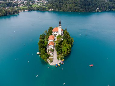 Ada, kale ve Bled Gölü 'ndeki Katolik Maria Kilisesi' nin güzel gökyüzü manzarası. Slovenya.